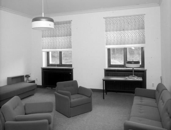 Sofamöbel im einstigen Goebbels Waldhof am Bogensee zum Ende der DDR