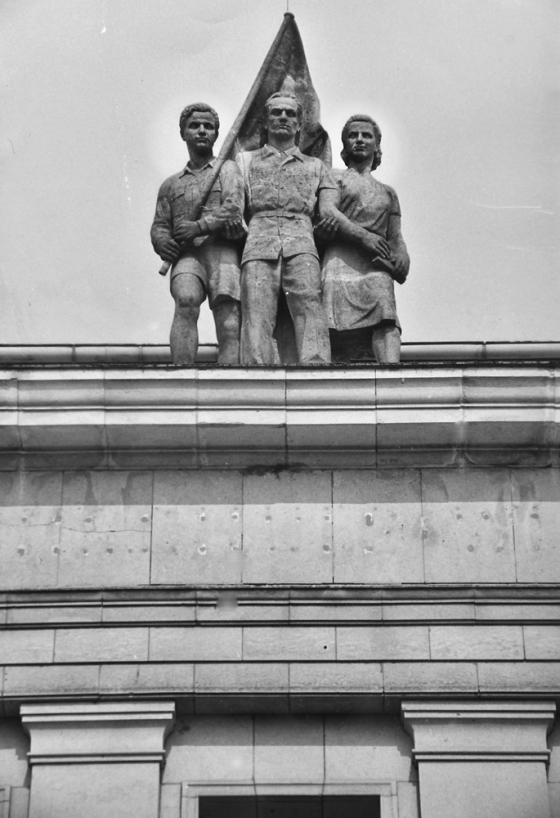 Statue mit drei Jungen Menschen und Fahne, FDJ-Lektionsgebäude am Bogensee
