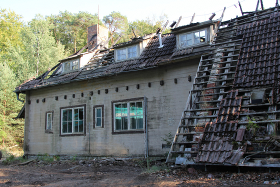 Beschädigter Dachstuhl des Blockhauses von Gauleiter Goebbels am Bogensee