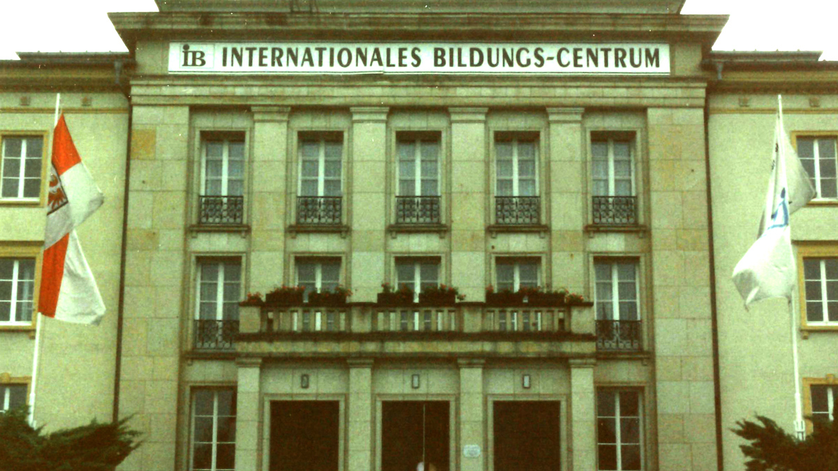 FDJ-Lektionsgebäude am Bogensee mit Inschrift Internationales Bildungs-Centrum