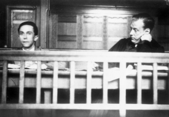 Joseph Goebbels und sein Anwalt in einem getäfelten Gerichtssaal
