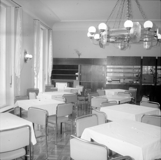 Raum mit Tischen, Kronleuchter in Außenstelle der FDJ-Schule Wilhelm Pieck