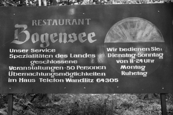 Schild am Goebbels Waldhof, Titel "Restaurant Bogensee"