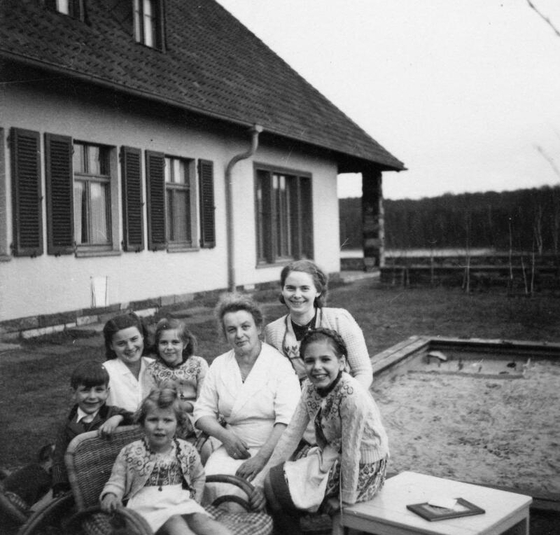 Goebbels Kinder im Garten des Waldhofes am Bogensee