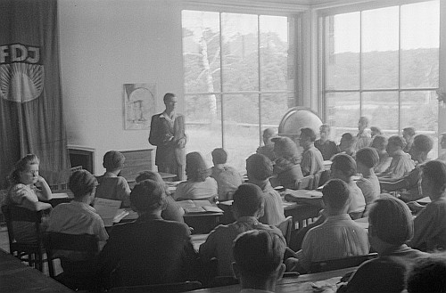 Dozent vor FDJ-Studierenden im Goebbels Waldhof am Bogensee