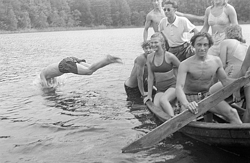 badende FDJ-Studierende der Jugendhochschule auf Boot im Bogensee