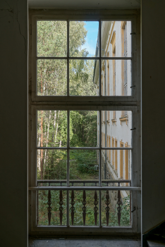 Fenster im Lektionsgebäude der FDJ-Jugendhochschule am Bogensee