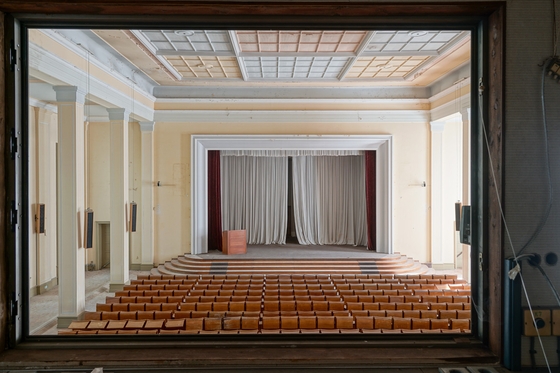Bühne und Stühle im Großen Saal der FDJ-Jugendhochschule am Bogensee