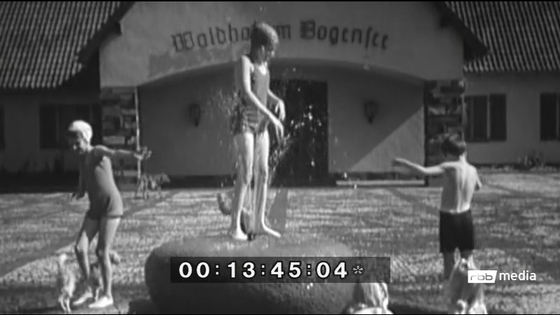 Goebbels Kinder auf Springbrunnen vor Waldhofeingang am Bogensee
