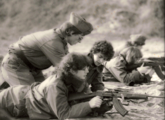 Liegende FDJ-Studierende mit Sturmgewehren beim Bogensee