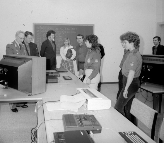 Menschen, teilweise mit FDJ-Hemden und Uniformen, im Computerkabinett der FDJ-Schule am Bogensee