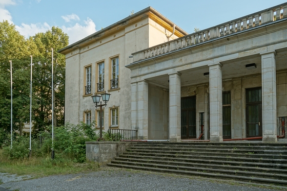 Treppen, Säulen am Kulturhauseingang der FDJ-Jugendhochschule am Bogensee