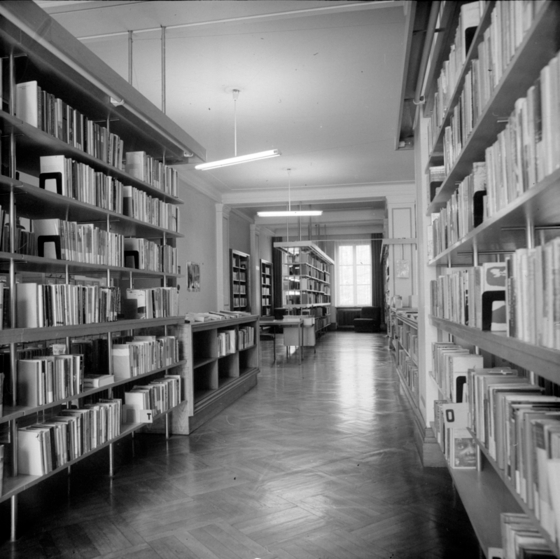 Reihen von Bücherregalen im Lektionsgebäude der FDJ-Schule am Bogensee