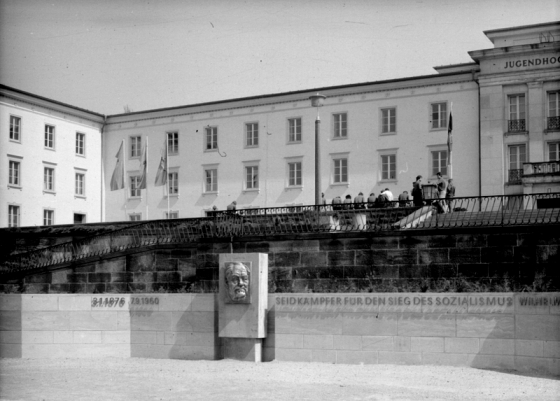Gepflasterter Platz mit Wilhelm Pieck Büste vor FDJ-Lektionsgebäude am Bogensee
