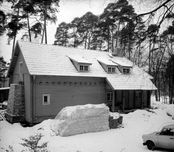 Einstöckiges Blockhaus im Schnee an der FDJ-Jugendhochschule beim Bogensee