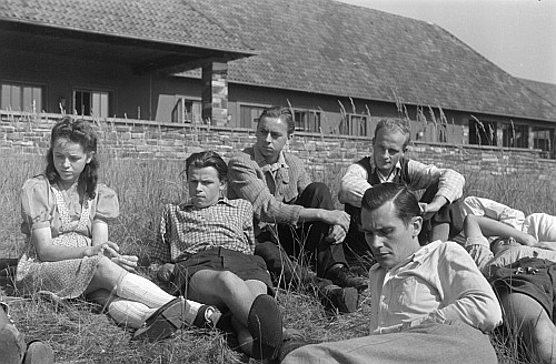 FDJ-Studierende auf Wiese hinter dem Goebbels Waldhof beim Bogensee