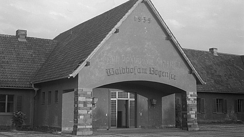 Eingang zu Waldhof am Bogensee von Nationalsozialist Goebbels