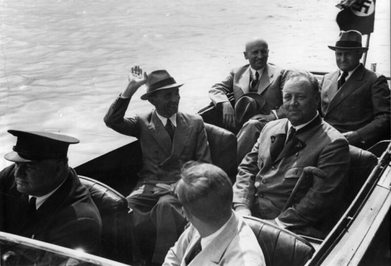 Goebbels, Emil Jannings und 4 weitere Männer in einem Boot