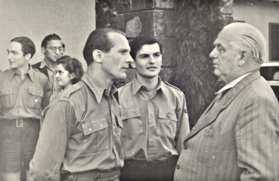 FDJ'ler mit Erich Honecker und Wilhelm Pieck bei Jugendhochschule am Bogensee
