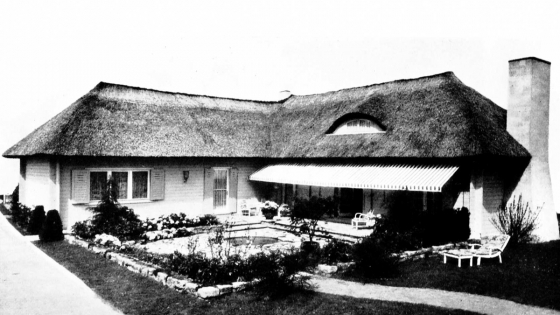 Reetgedeecktes, rechtwinkliges Musterhaus, später Goebbels Blockhaus am Bogensee