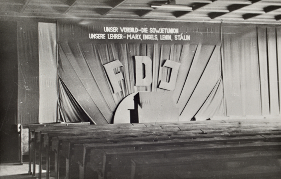 FDJ-Emblem im Saal des Goebbels Waldhofes am Bogensee
