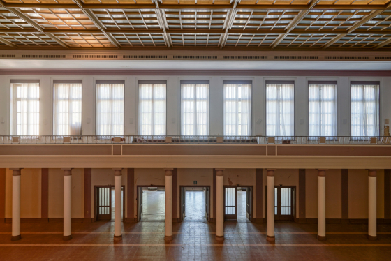 Großer Saal des FDJ-Kulturhauses am Bogensee: Balustrade, Fenster, Säulen