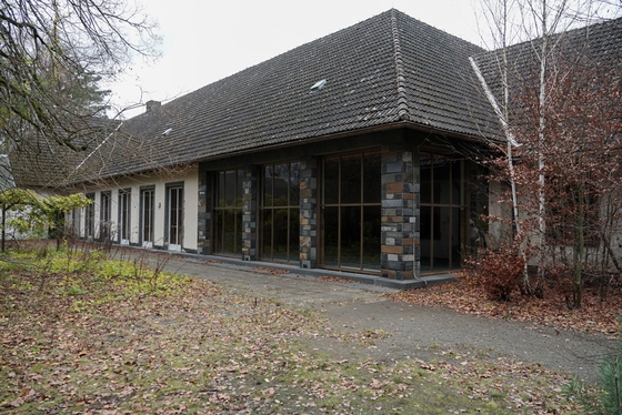 Große Fenster des flachen Waldhofgebäudes am Bogensee von Gauleiter Goebbels