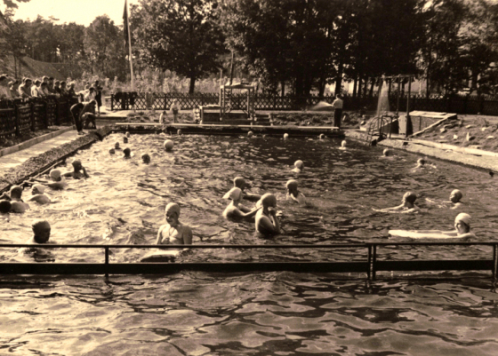 FDJ-Studierende im Schwimmbecken der Jugendhochschule beim Bogensee
