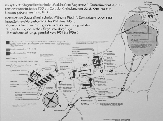 Karte mit Titel: Komplex der Jugendhochschule "Waldhof am Bogensee". Zentralinstitut der FDJ. bzw. Zentralschule der FDJ zur Zeit der Gründung am 22.5.1946 bis zur Namensgebung am 14.9.1950.