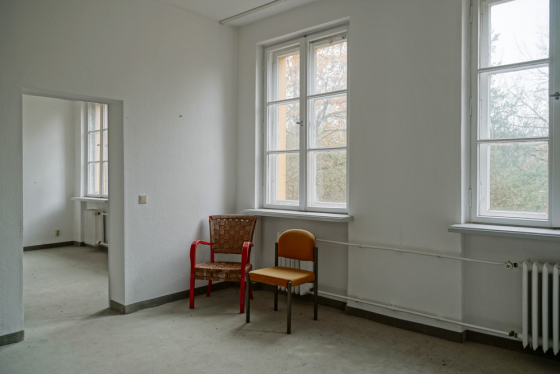 Raum mit Fenstern, 2 Stühlen in FDJ-Hochschule Wilhelm Pieck am Bogensee