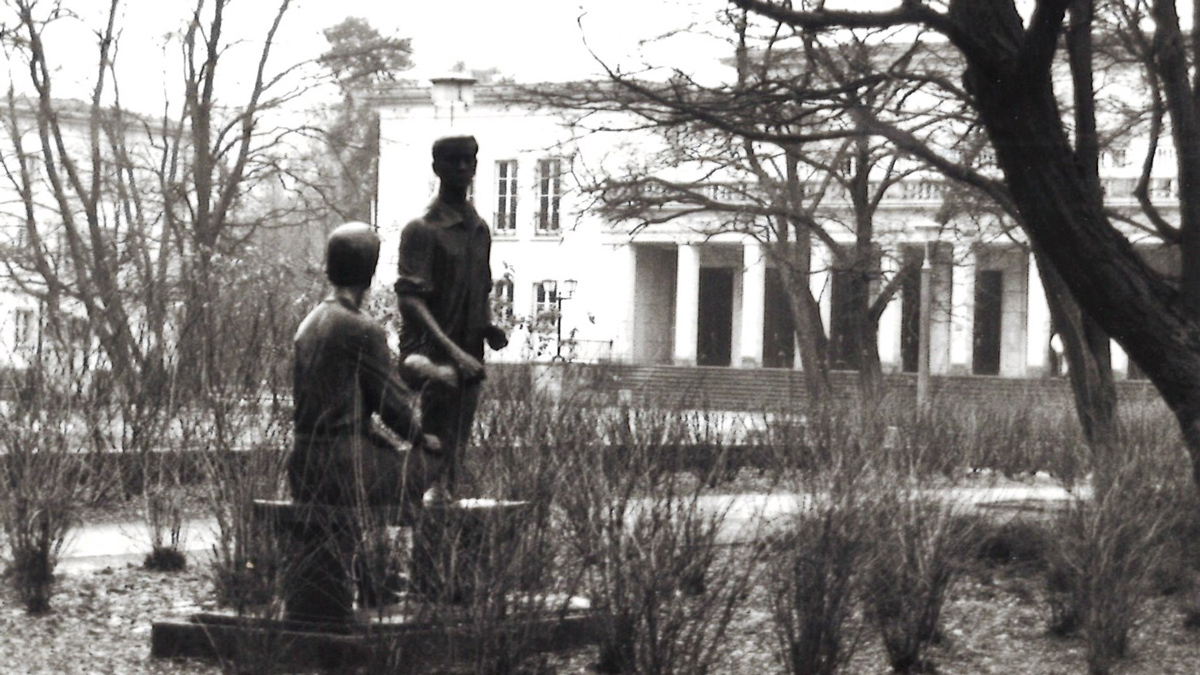 Bronzeskulptur, Zwei stehende und sitzende Personen in Park der FDJ-Hochschule