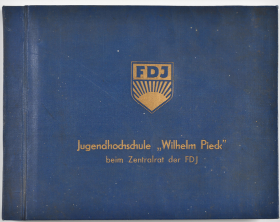 Blauer Ledereinband mit FDJ Logo und Titel Jugendhochschule "Wilhelm Pieck" in goldener Schrift