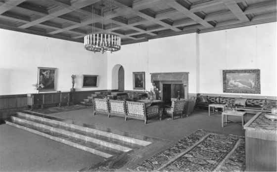 Möbliertes Zimmer mit holzgetäfelter Decke in Hitlers Berghof
