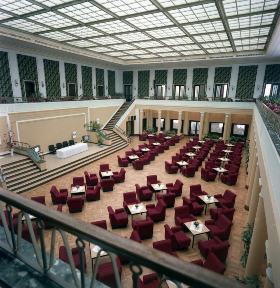 Großer Saal mit roten Stühlen, Bühne, Ballustrade im FDJ-Kulturhaus am Bogensee