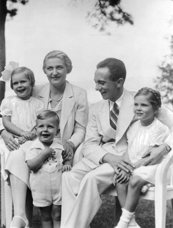 Gruppenfoto der Familie des NS-Propagandaministers Goebbels
