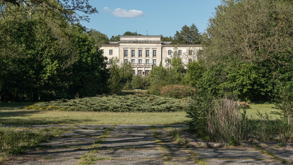 Parkanlage vor Lektionsgebäude der FDJ-Hochschule am Bogensee