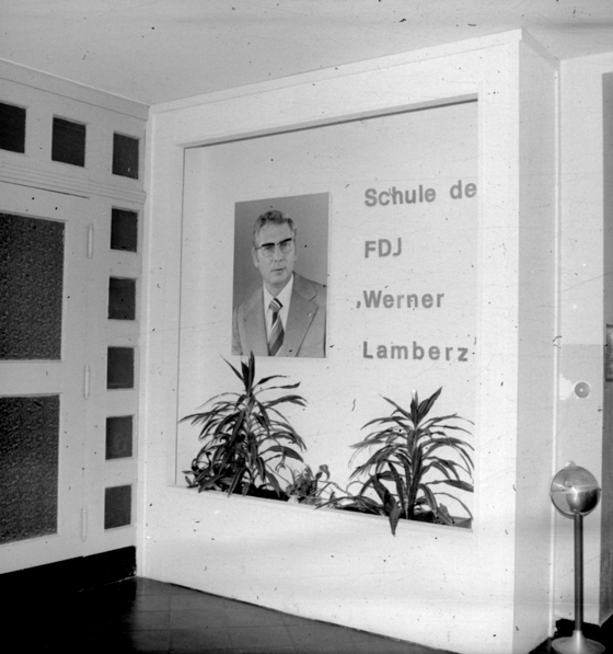 Portrait Lamberz an der Wand der Außenstelle der FDJ-Schule Wilhelm Pieck