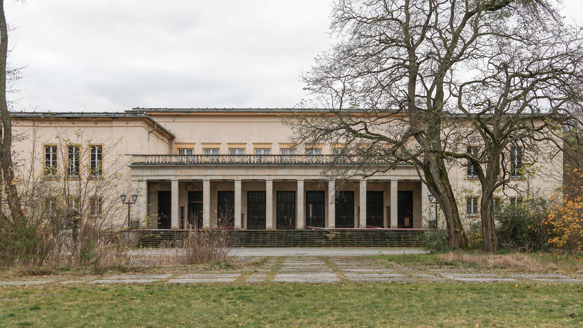 Zweistöckiges Kulturhaus, Säulen im Eingang, FDJ-Hochschule Bogensee