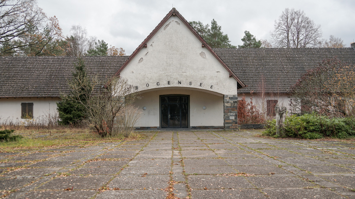 Eingangsbereich des Goebbels Waldhofes mit Giebeldach am Bogensee
