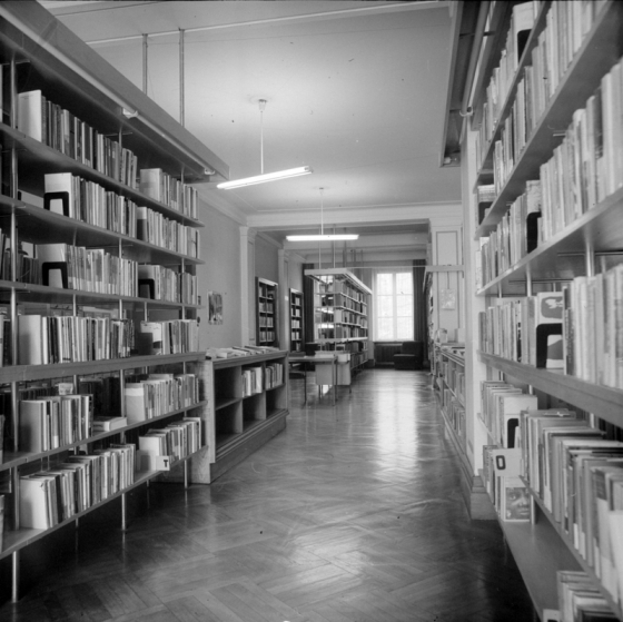 Reihen von Bücherregalen im Lektionsgebäude der FDJ-Schule am Bogensee