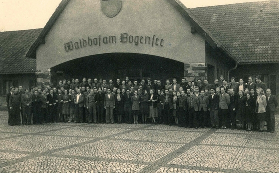 FDJ-Studierende der Jugendhochschule vor Goebbels Waldhof am Bogensee