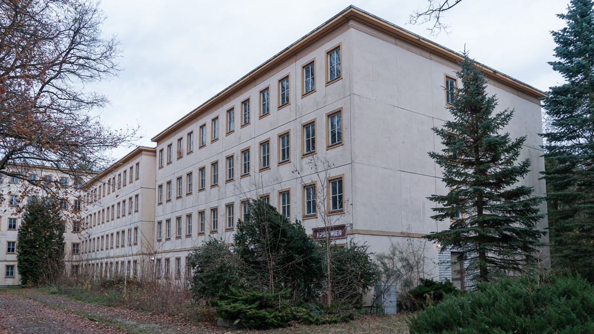 Plattenbau des Wohnheims der FDJ-Hochschule am Bogensee
