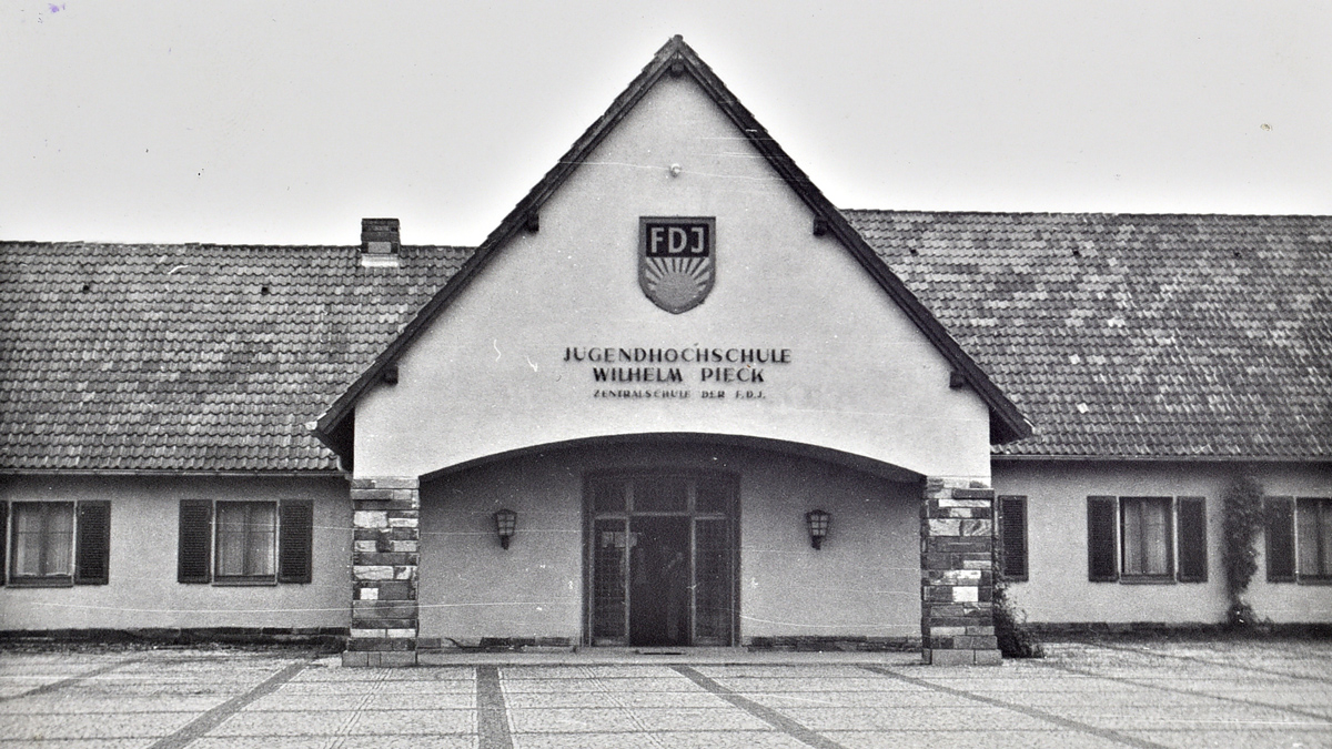 Giebeldach, FDJ-Jugendhochschule im Goebbels Landsitz Bogensee