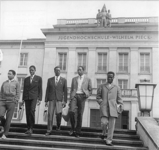 Internationale Studierende auf Treppe vor Lektionsgebäude der FDJ-Schule am Bogensee