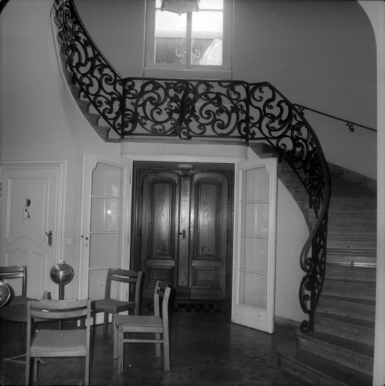 Treppe mit ornamentalen Geländer im Schloss Waschwitz