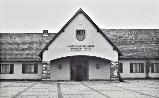 Goebbels Waldhof als Gebäude der FDJ-Jugendhochschule Wilhelm Pieck am Bogensee