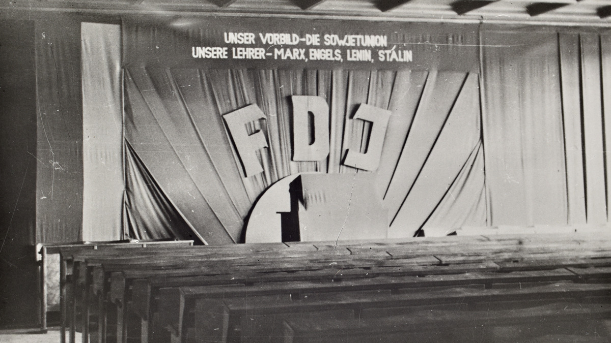 FDJ-Logo, Leerer Vorlesungssaal im Waldhof des NS-Propagandaministers Goebbels