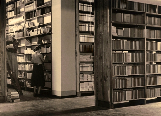 Bücherregale im Lektionsgebäude der FDJ-Jugendhochschule am Bogensee