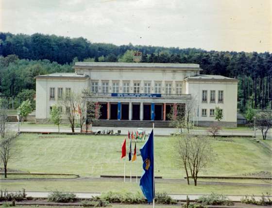 FDJ-Fahne in Parkanlage, dahinter Kulturhaus der Jugendhochschule am Bogensee