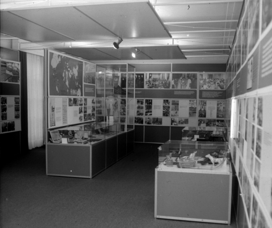 Ausstellungsraum mit Vitrinen im FDJ-Lektionsgebäude am Bogensee